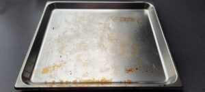 Dreckiges Backofen-Blech vor Reinigung durch Sin Reinigung in Rupperswil im Aargau
